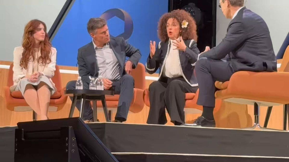 @Masih Alinejad 🏳️: It was an honor to inviting two Iranian heroes, to the stage at the Copenhagen Democracy Summit, where they spoke directly to European leaders.
Farideh lost both eyes after being shot by the Islamic