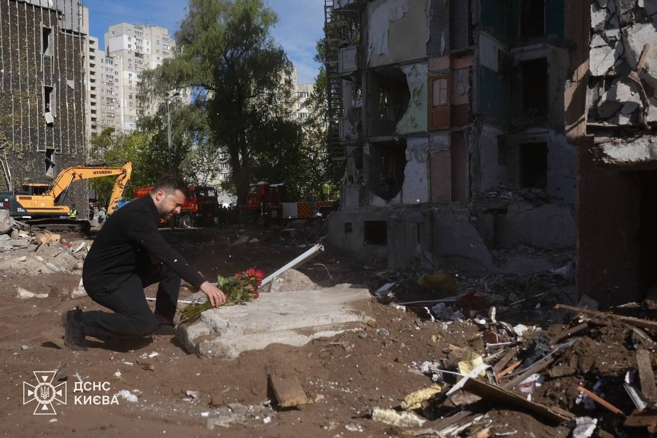 @Visegrád 24: Zelensky arrived to pay tribute to the victims at the site of the residential building destroyed by a Russian missile strike.
The Ukrainian President brought flowers to the place where 24 people were