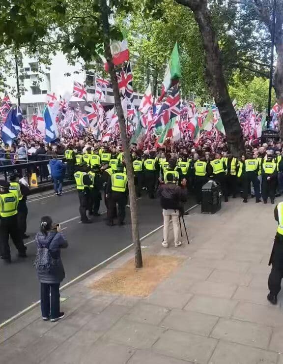 @Visegrád 24: BREAKING:
Thousands of Iranian supporters of Crown Prince @PahlaviReza have arrived at @TRobinsonNewEra’s Unite the Kingdom March
Hundreds of thousands of protesters are in central London today to p