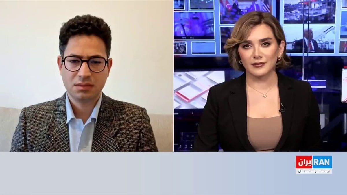 @ايران اينترنشنال: برخی مجریهای صداوسیمای جمهوری اسلامی در برنامههای زنده تلویزیونی با اسلحه روی آنتن رفتند. در شبکه افق، وابسته به سپاه پاسداران، یک نیروی نظامی با صورت پوشیده نحوه استفاده از سلاح را آموزش داد و مجری