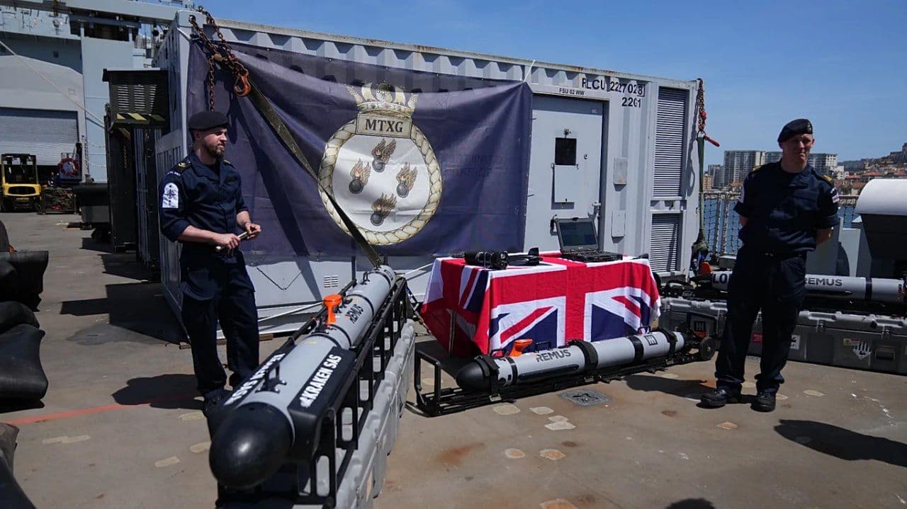 @✡︎𝐋𝐢𝐯𝐞𝐈𝐫𝐚𝐧𝐍𝐞𝐰𝐬🇮🇷🇮🇱: ⚡🇬🇧☢️🦀نیروی دریایی بریتانیا خود را برای عملیات احتمالی مینروبی در تنگه هرمز آماده میکند./بر اساس گزارشها، صدها ملوان بریتانیایی بر عرشه کشتی «آر.اف.ای لایم بی» در نزدیکی جبلالطارق در وضعیت آماد