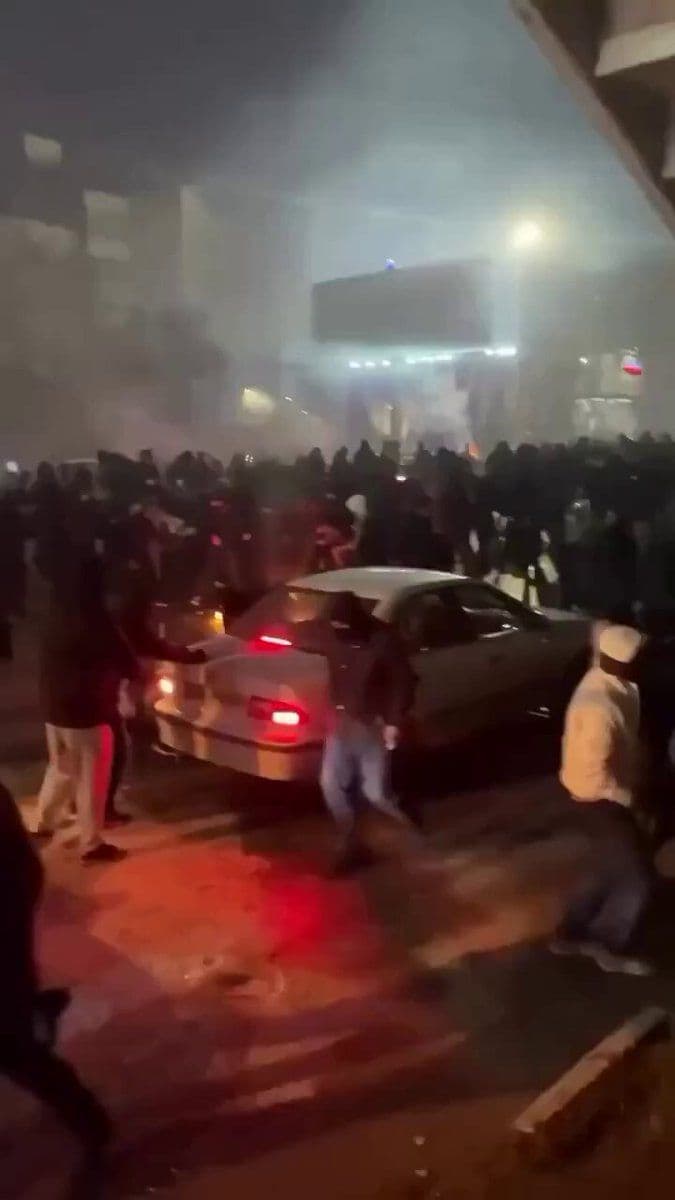 @✡︎𝐋𝐢𝐯𝐞𝐈𝐫𝐚𝐧𝐍𝐞𝐰𝐬🇮🇷🇮🇱: 🚨Don’t stop talking about Iran
New footage from Mashhad on January 8 shows the exact second regime forces opened fire on unarmed protesters like they were hunting animals.
President Trump, these peo