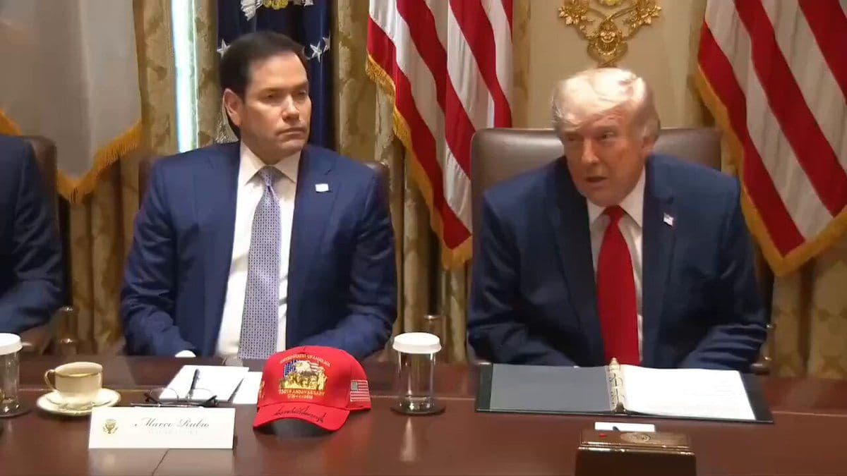 @✡︎𝐋𝐢𝐯𝐞𝐈𝐫𝐚𝐧𝐍𝐞𝐰𝐬🇮🇷🇮🇱: ⚡🇺🇸🦀🛢️پرزیدنت ترامپ با لحنی قاطع اعلام کرد آمریکا برای ادامه فشار بر رژیم تروریستی جمهوری اسلامی به نفت یا تنگه هرمز وابسته نیست.
ترامپ گفت: «ما به نفت نیاز نداریم. ما به تنگه نیاز نداریم. ما به ه