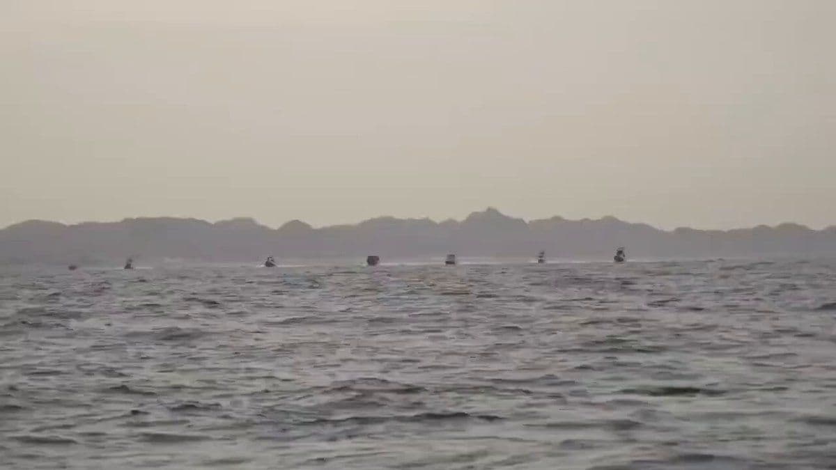 @✡︎𝐋𝐢𝐯𝐞𝐈𝐫𝐚𝐧𝐍𝐞𝐰𝐬🇮🇷🇮🇱: ⚡🇺🇸🦀The Navy of the IRGC terrorist group has released a video of fast boat patrols in the Strait of Hormuz / The IRGC Navy's public relations announced that these patrols are conducted continuously