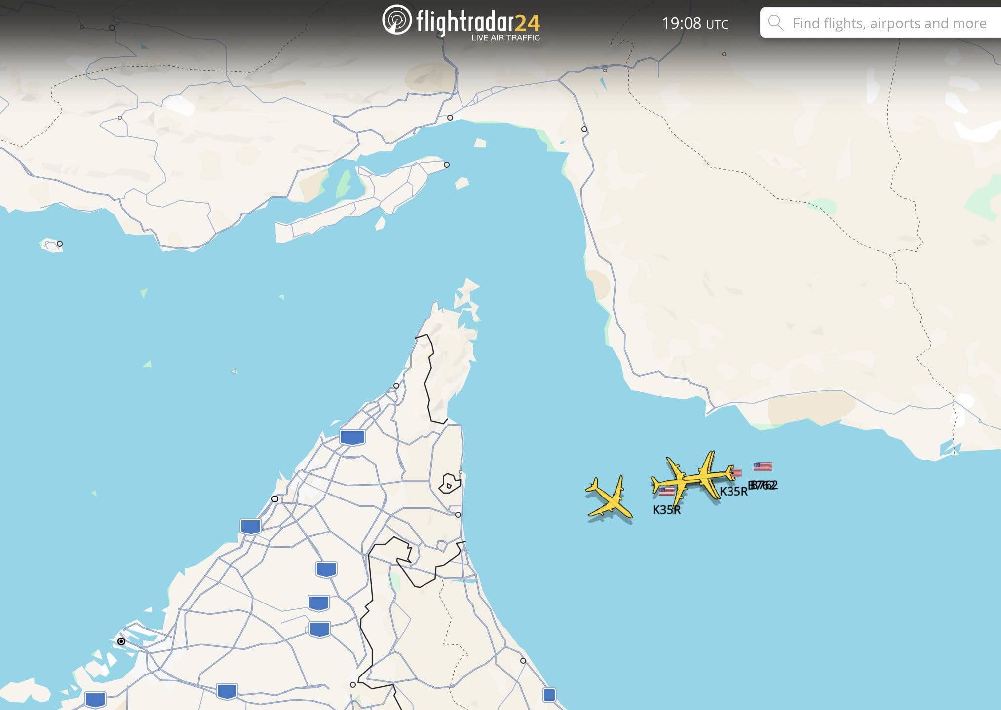 @WarMonitor🇺🇦🇬🇧: Currently 4 US airforce tankers accompanied by fighter aircraft with radars on right next to the Strait of Hormuz very close to Iranian territory, it's pretty rare they would show themselves being tha