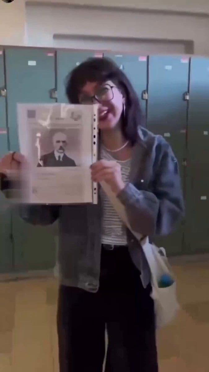 @✡︎𝐋𝐢𝐯𝐞𝐈𝐫𝐚𝐧𝐍𝐞𝐰𝐬🇮🇷🇮🇱: 🚨Don’t stop talking about Iran.
Videos of Raha Bohloulipour, a University of Tehran student, show a young woman laughing, joking, and enjoying life.
A life full of dreams.
A future that should have