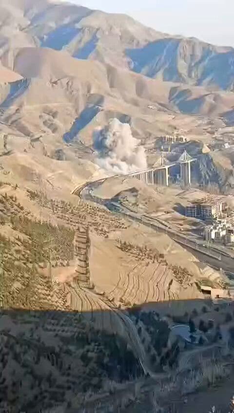 @✡︎𝐋𝐢𝐯𝐞𝐈𝐫𝐚𝐧𝐍𝐞𝐰𝐬🇮🇷🇮🇱: ⚡🇺🇸🇮🇱🦀فیلم جدیدی از حمله هوایی آمریکا و اسرائیل به پل B1 کرج منتشر شد./تصاویر تازه منتشرشده، لحظاتی از حمله هوایی به پل B1 در کرج را نشان میدهد؛ سازهای که در جریان جنگ آمریکا و اسرائیل با رژیم
