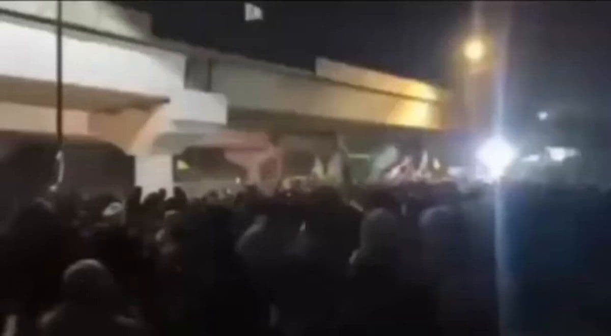@✡︎𝐋𝐢𝐯𝐞𝐈𝐫𝐚𝐧𝐍𝐞𝐰𝐬🇮🇷🇮🇱: 🚨 To video z nocnych buntów "arweszjskich" ludzi, którzy wzięli do ulic w protest przeciwko porozumieniu między terrorystycznym rządem Islamskiej Republiki a Ameryką, i kaszczą