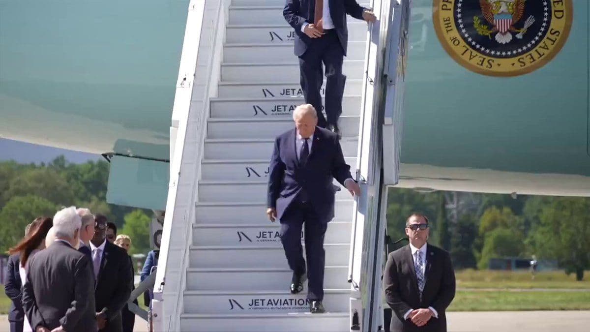 @Visegrád 24: Trump jest teraz w Europie na szczycie G7
Prezydent Donald Trump przybył do Francji przed rozpoczęciem szczycu G7, zaraz po ogłoszeniu, że Stany Zjednoczone i Iran doszły do porozumienia skierowanego na zakończenie konfliktu