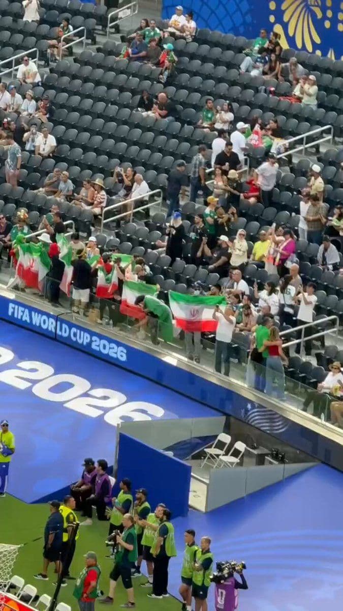 ⚡@✡︎𝐋𝐢𝐯𝐞𝐈𝐫𝐚𝐧𝐍𝐞𝐰𝐬🇮🇷🇮🇱: ⚡🇳🇿🦀 🇺🇸⚽️Przestańcie marzec, ludzie!
W tym roku terrorystyczny islamski rząd Republiki Iranu zaplami stadiony Mistrzostw Świata 2026 roku swoimi szajkami IRGC i strażników bezpieczenstwa maskujących się za zwyczajnych widzów.