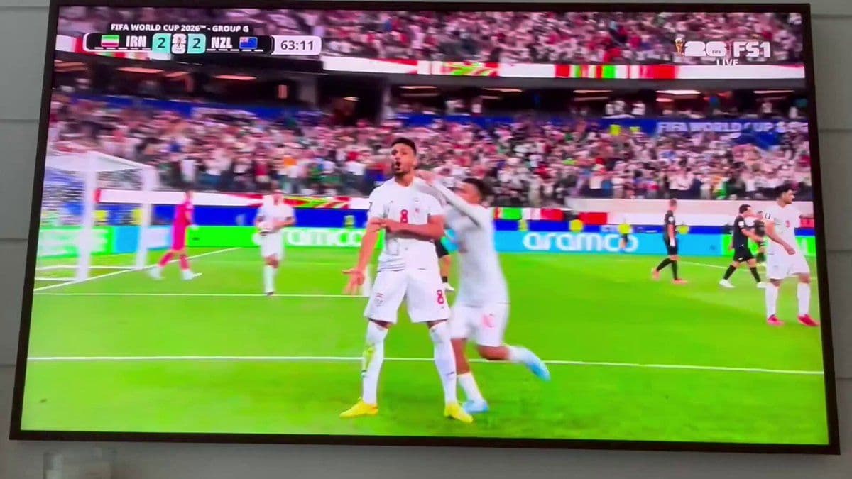 @𝐍𝐢𝐨𝐡 𝐁𝐞𝐫𝐠 🇮🇷 ✡︎: It should be reminded that IRGC-linked media openly declared Team Melli their "soldiers" on foreign soil and that they expected them to act accordingly.
Take this machine gun gesture as you will.