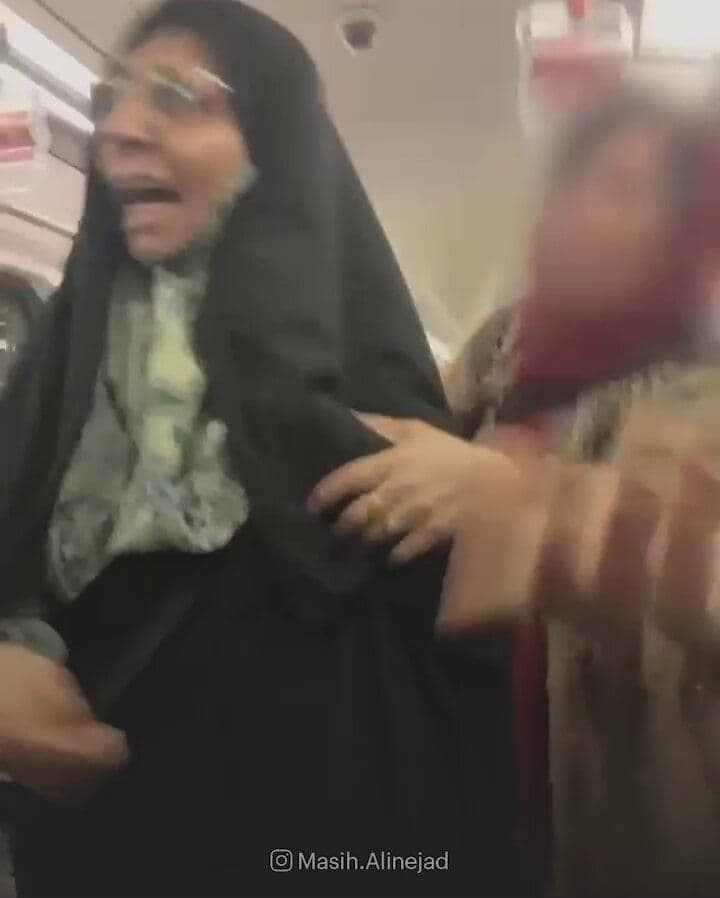 @Masih Alinejad 🏳️: A pro regime morality police tried to bully a group of teenage girls in the Tehran metro. Then something beautiful happened.: Young women and men stood together and kicked the bully out of the arena.