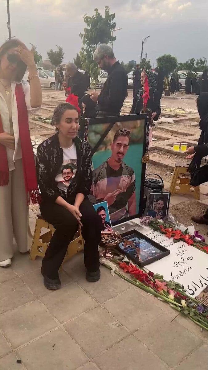 @RadioFarda|راديو فردا: 🔸ویدئویی که هاجر نادری، مادر متین پرویزی، در صفحۀ شخصی خود منتشر کرده است او را در کنار آرامگاه پسرش نشان میدهد که میگوید «من به پسرم فقط یاحسین و تشنگی را یاد ندادم، به او یاد دادم که جلوی حرف زور