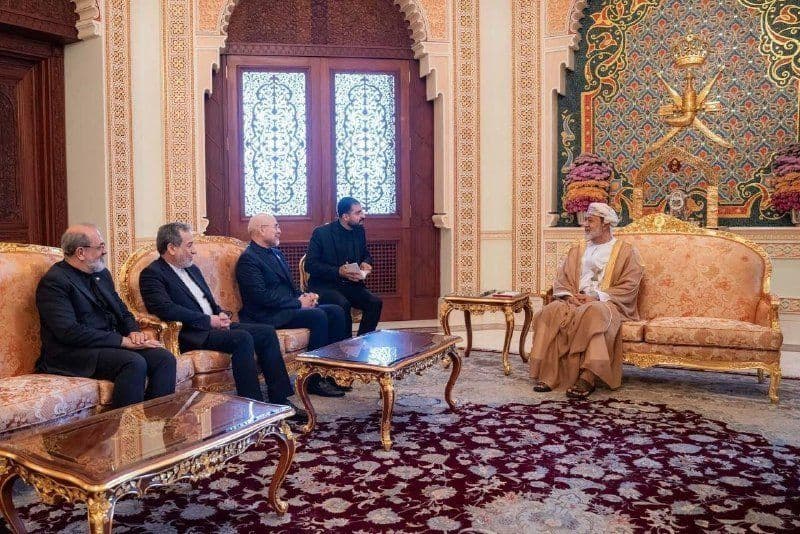 Marszałkowi parlamentu Iranu Mohammadowi-Baqerowi Qalibafowi i ministrowi spraw zagranicznych Abbasie Aragczym przyszły w Muszacie do Omany sultan Haszam bin Tarik. Rozmowy skupiły się na memorandum o zrozumieniu między Iranem a USA oraz na wspólnym zarządzaniu
