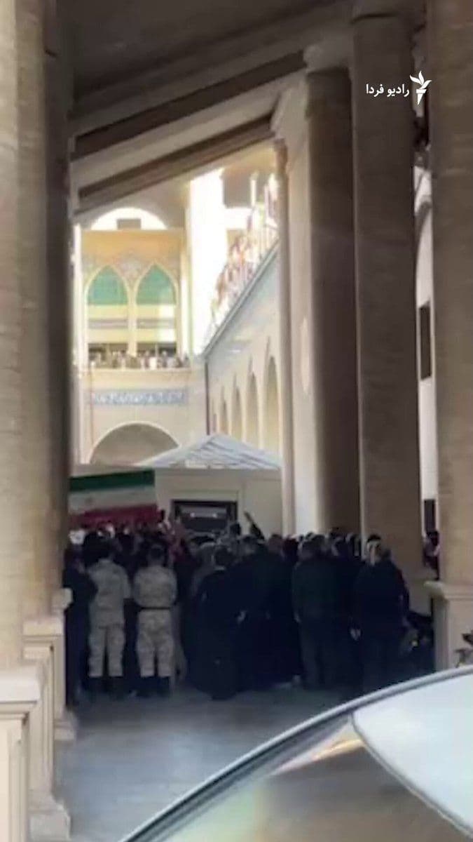 @RadioFarda|راديو فردا: 🔸جمهوری اسلامی از صبح جمعه ۱۲ تیرماه، مراسم یکهفتهای وداع، تشییع و خاکسپاری علی خامنهای را آغاز کرد؛ مراسمی که بیش از چهار ماه پس از کشته شدن او در حملات آمریکا و اسرائیل برگزار میشود.
🔸علی خام