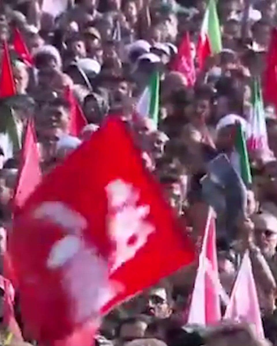 @RadioFarda|راديو فردا: بامداد شنبه با باز شدن درهای مصلی تهران، مراسم تشییع جنازه علی خامنهای رسماً آغاز شد و تابوت رهبر پیشین جمهوری اسلامی و چهار عضو خانوادهاش در این محل برای بازدید هواداران حکومت در معرض دید قرار گرفت