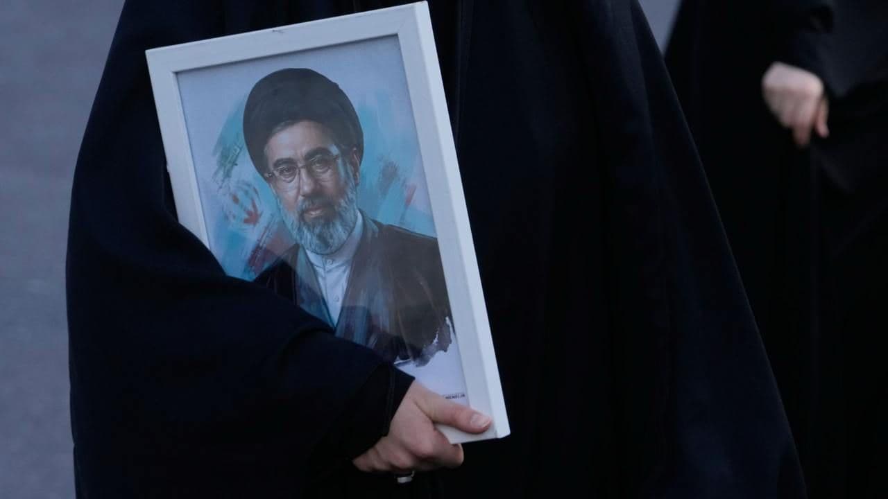@✡︎𝐋𝐢𝐯𝐞𝐈𝐫𝐚𝐧𝐍𝐞𝐰𝐬🇮🇷🇮🇱: 🚨ابهام درباره حضور مجتبی خامنهای در مراسم چالسپاری پدر جاکشش/در حالی که مراسم گورسپاری رهبر رژیم تروریستی جمهوری اسلامی از روز جمعه در مصلای تهران آغاز شده، انبیسی نیوز به نقل از منابع خود گزارش د