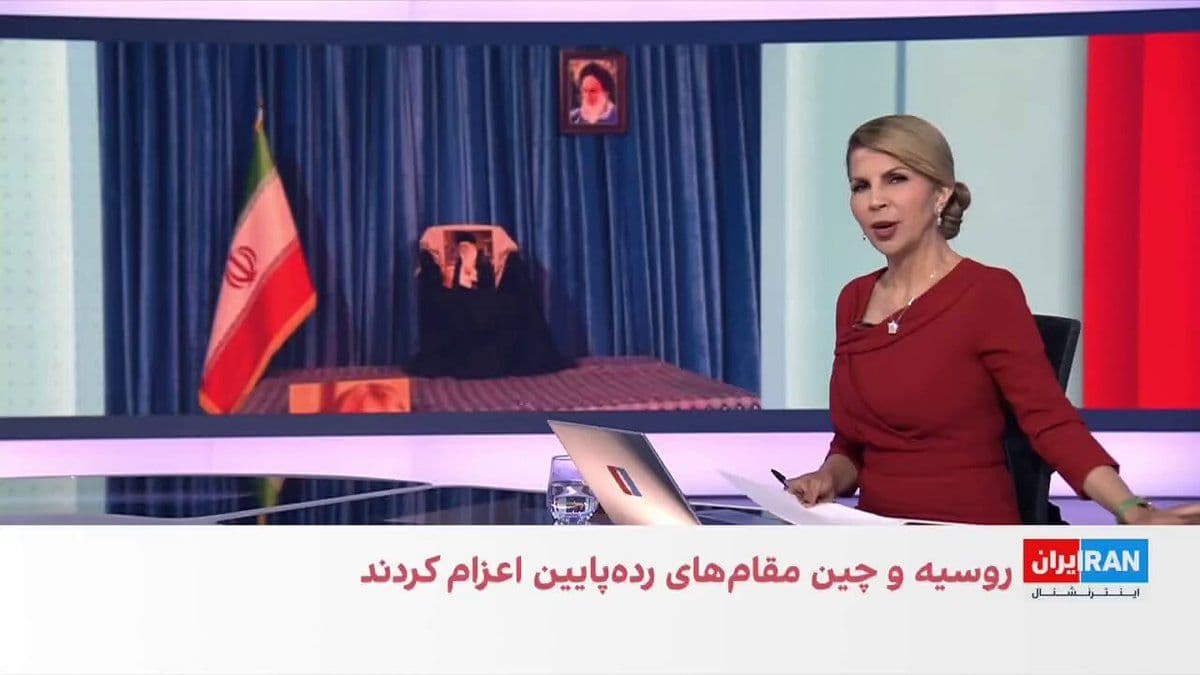 @ايران اينترنشنال: گزارشهای منتشرشده از حضور هیئتهای دیپلماتیک در برابر تابوت علی خامنهای نشان میدهد که جمهوری اسلامی پروتکل تشریفاتی ویژهای را برای این هیئتها در نظر گرفته بود. بر اساس این پروتکل، هنگام حضور هر ه