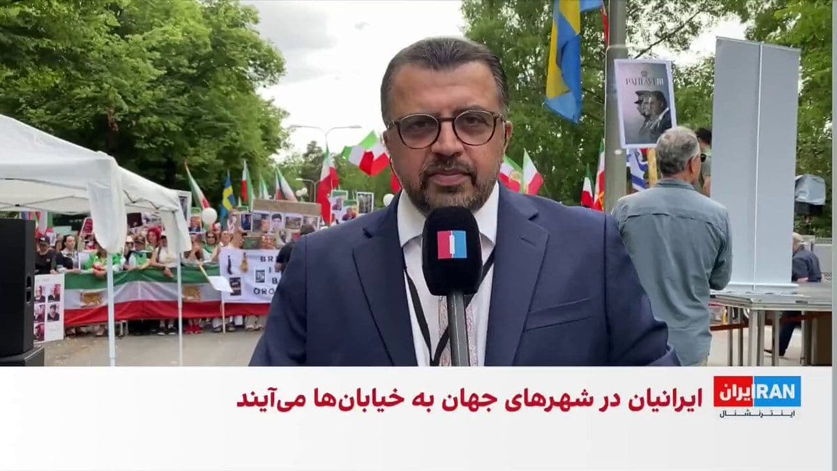 @ايران اينترنشنال: همزمان با برگزاری تجمعهای اعتراضی در دهها شهر جهان در پی فراخوان شاهزاده رضا پهلوی، گروهی از ایرانیان امروز مقابل سفارت آمریکا در استکهلم، پایتخت سوئد، تجمع کردند.
برگزارکنندگان این تجمع در آغاز سر