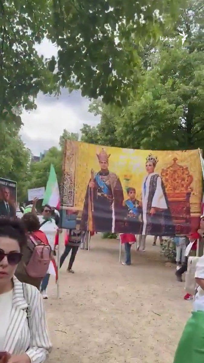 @RadioFarda|راديو فردا: 🔸ایرانیان در شهرهای مختلف جهان روز شنبه ۱۳ تیر به فراخوان شاهزاده رضا پهلوی در مقابل سفارتخانهها و کنسولگریهای ایالات متحده گرد هم آمدند تا به توافق آمریکا و ایران اعتراض کنند.
🔸شرکتکنندگان در ا