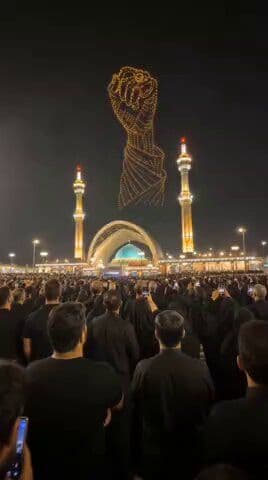 @✡︎𝐋𝐢𝐯𝐞𝐈𝐫𝐚𝐧𝐍𝐞𝐰𝐬🇮🇷🇮🇱: 🚨نمایش پهپادی مشت گرهکرده رقاصه حمام منصوری بر فراز تهران/همزمان با مراسم لاشهگذاری خایمنهای، تصویری از مشت گرهکرده او با استفاده از صدها پهپاد در آسمان تهران به نمایش درآمد. این نمایش تبلیغاتی د
