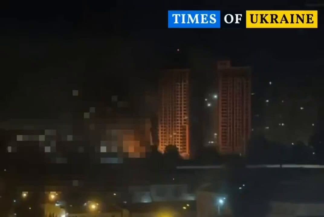 @✡︎𝐋𝐢𝐯𝐞𝐈𝐫𝐚𝐧𝐍𝐞𝐰𝐬🇮🇷🇮🇱: ⚡️🇺🇦🇷🇺موشک روسیه منطقه مسکونی کییف را هدف قرار داد/تصاویر منتشرشده لحظه برخورد یک موشک بالستیک یا کروز روسی به منطقهای مسکونی در پایتخت اوکراین را نشان میدهد. این حمله ساعاتی پیش در کییف رخ دا