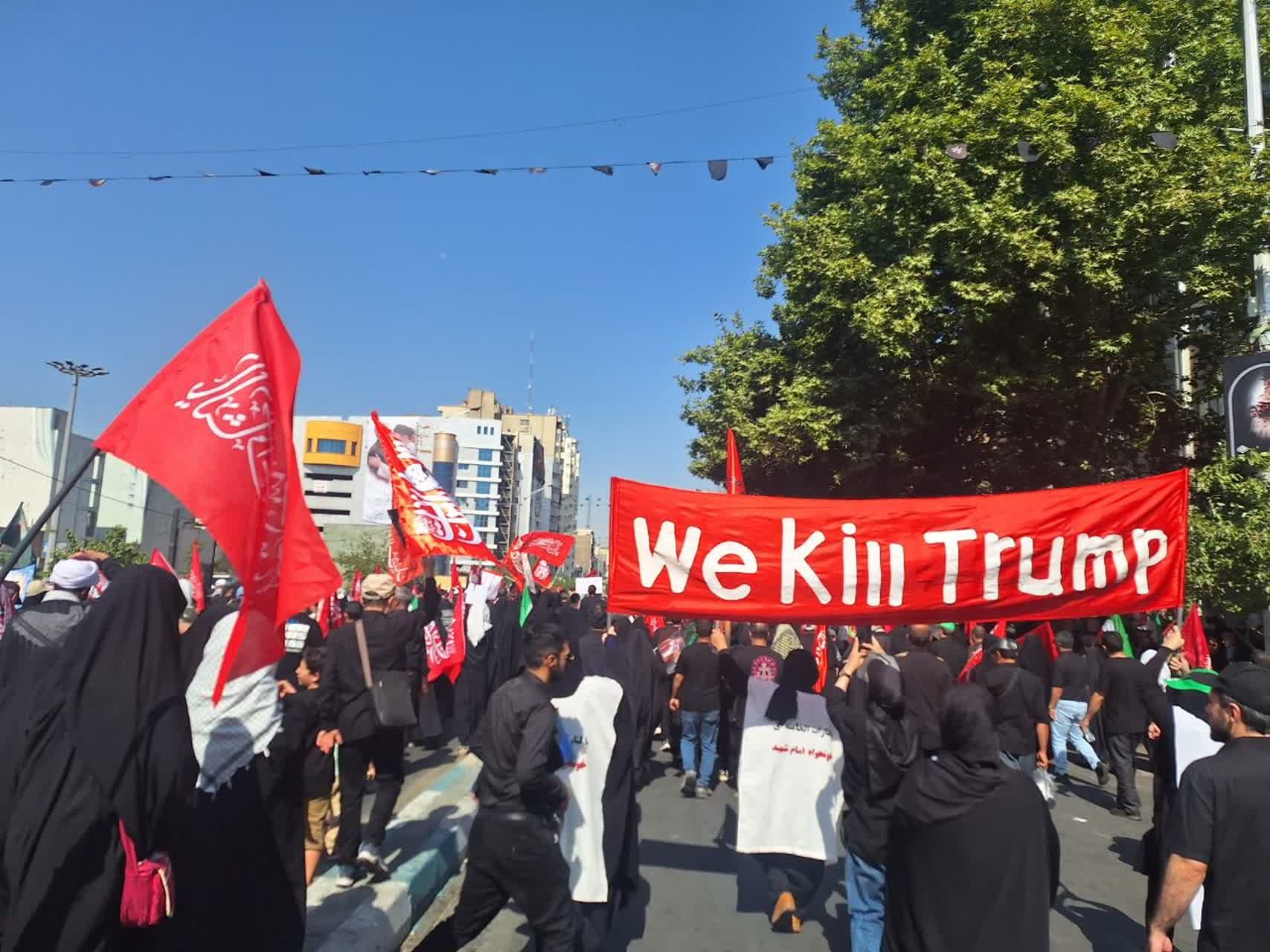 @✡︎𝐋𝐢𝐯𝐞𝐈𝐫𝐚𝐧𝐍𝐞𝐰𝐬🇮🇷🇮🇱: ⚡🇺🇸🦀These are not ordinary Iranians. These are supporters of the Islamic Republic marching at Ali Khamenei's funeral in Tehran.
And what are they proudly carrying through the streets?
A giant banne