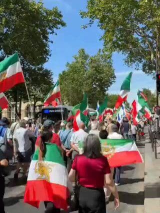 @✡︎𝐋𝐢𝐯𝐞𝐈𝐫𝐚𝐧𝐍𝐞𝐰𝐬🇮🇷🇮🇱: ⚡🇫🇷👑پاریس همزمان با خاکسپاری علی خامنهای صدای واقعی ملت ایران شد/ایرانیان میهنپرست و پادشاهیخواه روز یکشنبه ۵ جولای در پاریس، به فرمان شاهزاده، همزمان با مراسم خاکسپاری علی خامنهای و در اعتراض