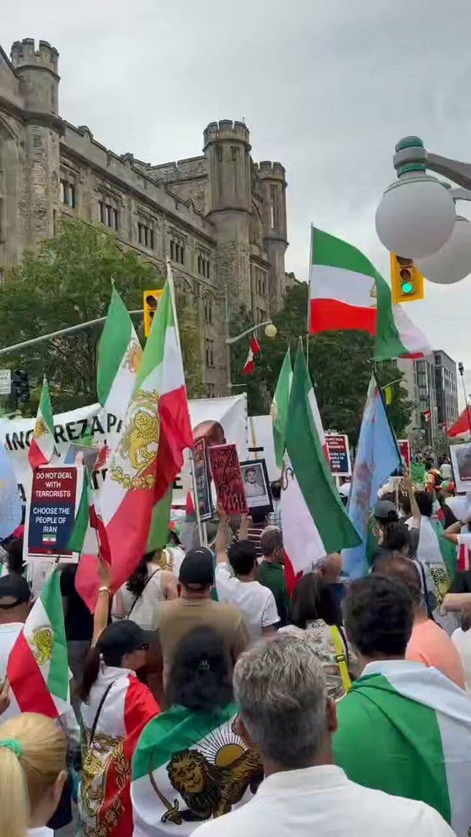 @✡︎𝐋𝐢𝐯𝐞𝐈𝐫𝐚𝐧𝐍𝐞𝐰𝐬🇮🇷🇮🇱: ⚡🇨🇦🇺🇸👑تجمع گسترده ایرانیان میهنپرست و پادشاهیخواه مقابل سفارت آمریکا در اتاوا/همزمان با مراسم خاکسپاری علی خامنهای، دهها هزار تن از ایرانیان میهنپرست و پادشاهیخواه در برابر سفارت آمریکا در