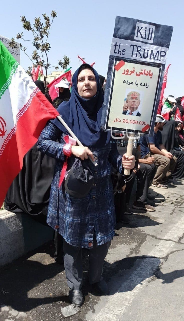@✡︎𝐋𝐢𝐯𝐞𝐈𝐫𝐚𝐧𝐍𝐞𝐰𝐬🇮🇷🇮🇱: ⚡️🇺🇸🦀These are not ordinary Iranians. These are supporters of the Islamic Republic attending Ali Khamenei's funeral in Tehran.
One supporter was photographed holding a sign calling for the killing