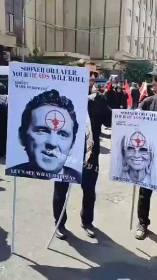 @✡︎𝐋𝐢𝐯𝐞𝐈𝐫𝐚𝐧𝐍𝐞𝐰𝐬🇮🇷🇮🇱: ⚡🇺🇸🦀These are not ordinary Iranians. These are supporters of the Islamic Republic gathered at Ali Khamenei's funeral in Tehran.
Today they were displaying posters with red targets placed over the