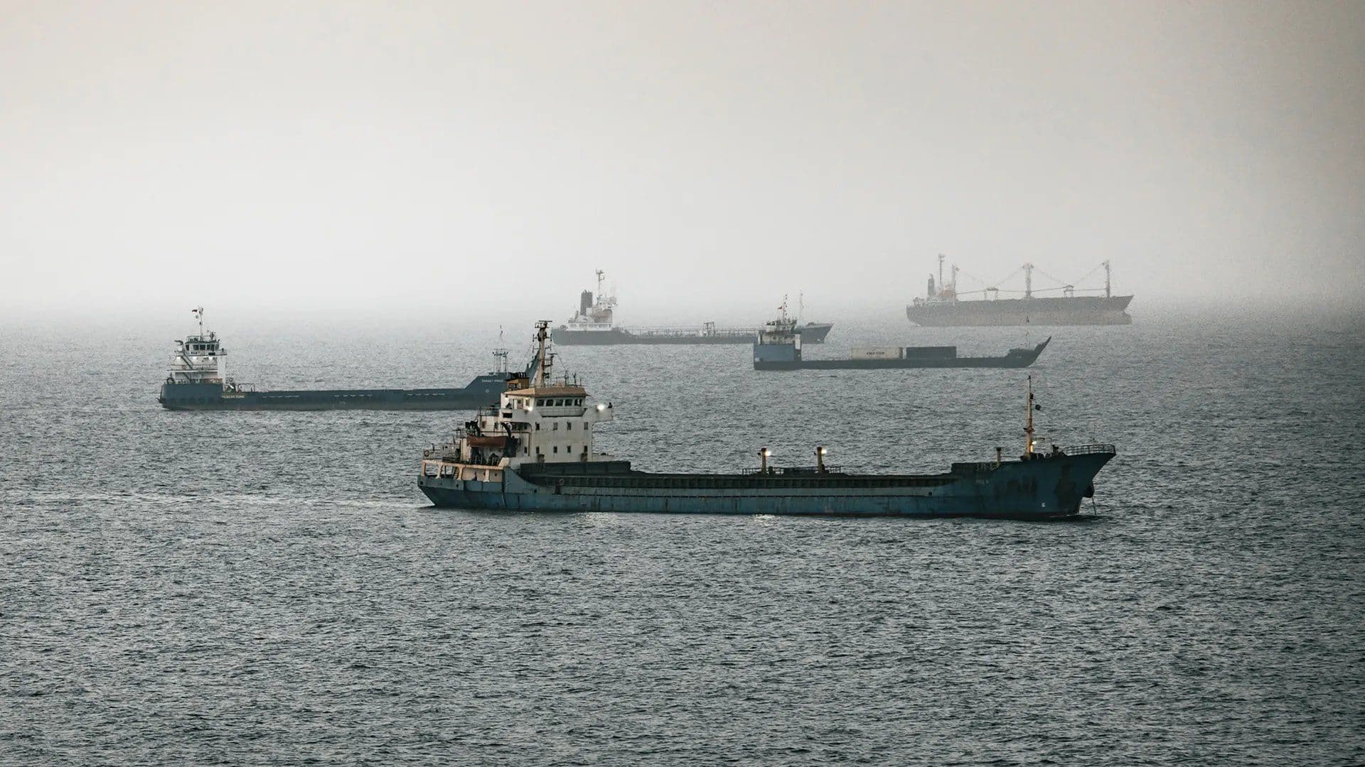 @Visegrád 24: Iran has attacked two merchant vessels with missiles in the Strait of Hormuz, despite a ceasefire with the United States.
The attack occurred on the evening of July 6. Both ships sustained significan