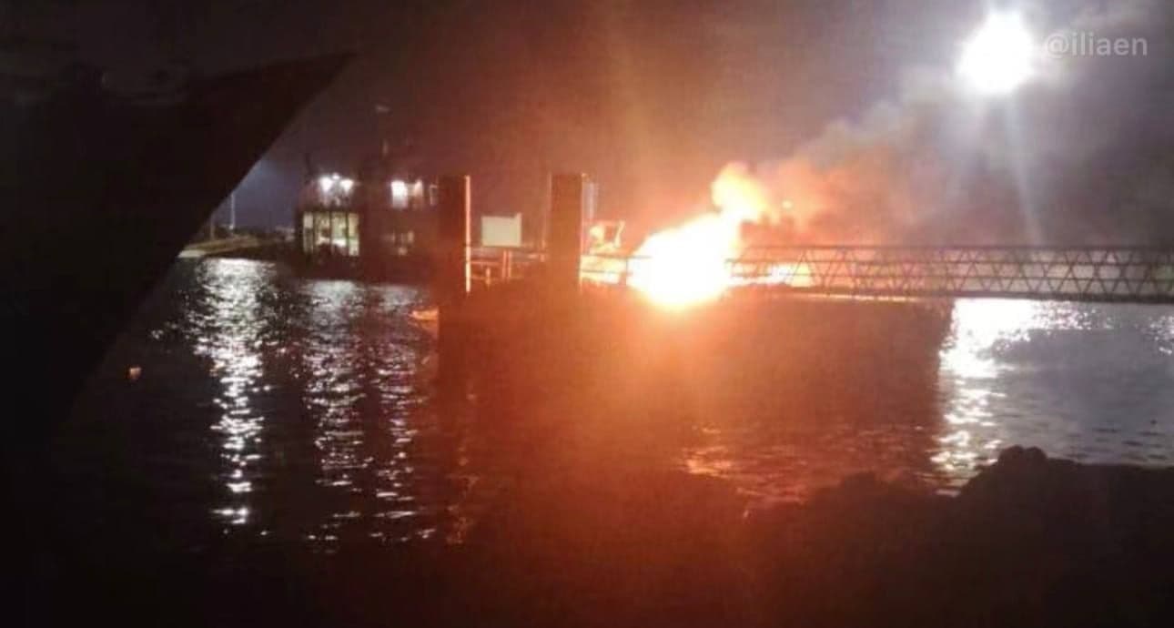 @✡︎𝐋𝐢𝐯𝐞𝐈𝐫𝐚𝐧𝐍𝐞𝐰𝐬🇮🇷🇮🇱: 🚨🇺🇸🦀Burning of Fast Boats of the Terrorist IRGC Group at Sirik Dock / Published videos of the extensive fire at Sirik Dock show the destruction and burning of several fast boats belonging to the t