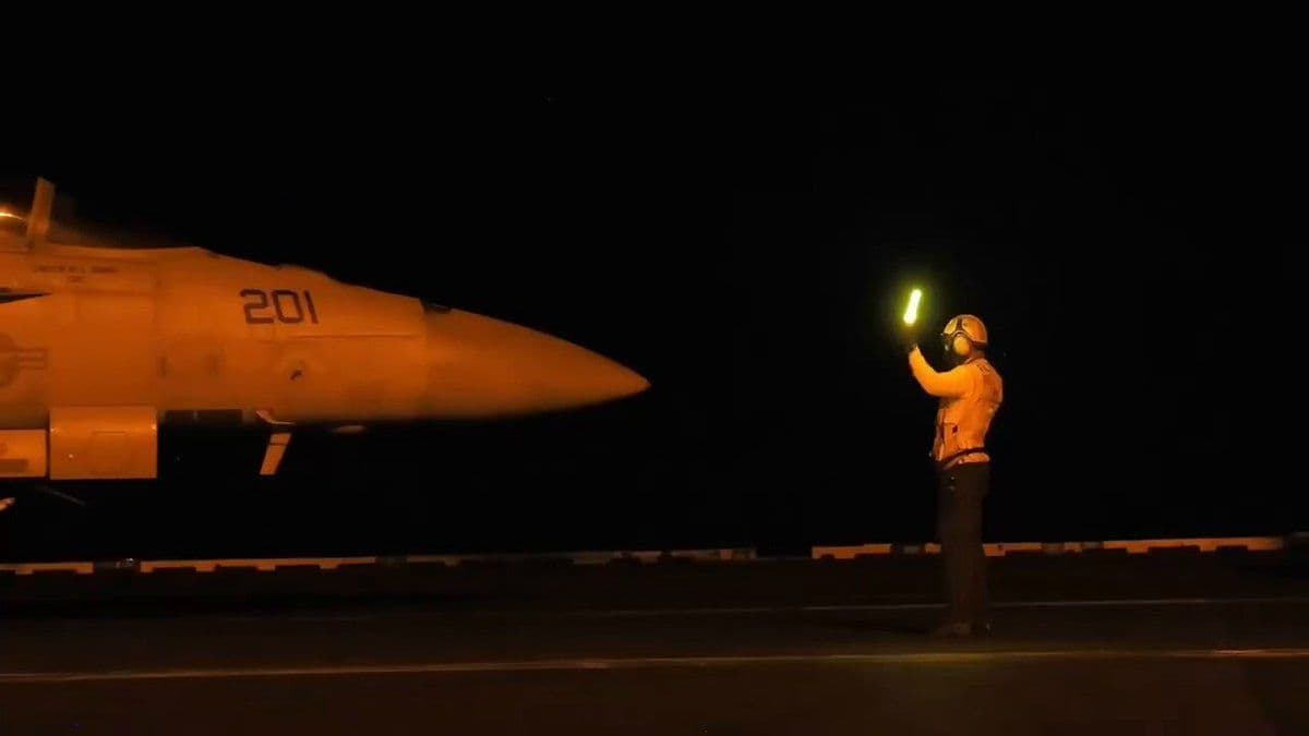 @✡︎𝐋𝐢𝐯𝐞𝐈𝐫𝐚𝐧𝐍𝐞𝐰𝐬🇮🇷🇮🇱: 🚨🇺🇸🦀
The U.S. Central Command has released new videos of strikes against military targets of the terrorist regime of the Islamic Republic. The released footage shows part of the U.S. air and mis