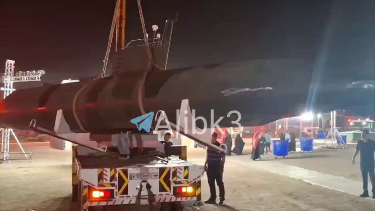 @✡︎𝐋𝐢𝐯𝐞𝐈𝐫𝐚𝐧𝐍𝐞𝐰𝐬🇮🇷🇮🇱: 🚨🦀
Deployment of a Submarine and Zulfiqar Missile System in Shahid Square
Published images indicate the deployment of a submarine and a Zulfiqar missile system belonging to the Basij group in S