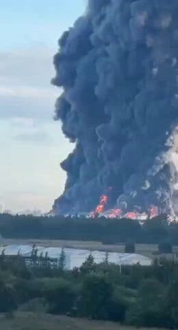 @✡︎𝐋𝐢𝐯𝐞𝐈𝐫𝐚𝐧𝐍𝐞𝐰𝐬🇮🇷🇮🇱: 🚨🇺🇦🇷🇺
Ukraine's Attack on Russian Logistics Centers and Military Industries
Images released from today's Ukrainian attack show a massive fire at the logistics centers of the Vilbryz company i